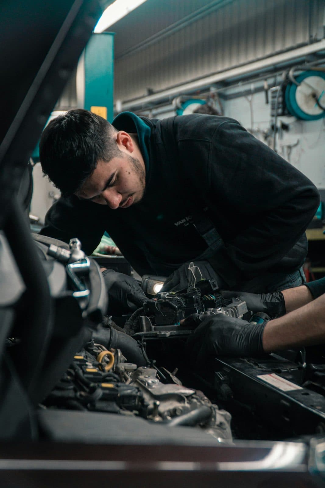 Mecánico trabajando en el motor de un automóvil en un taller