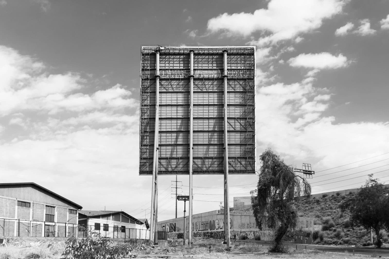 Estructura de un letrero publicitario de vía pública
