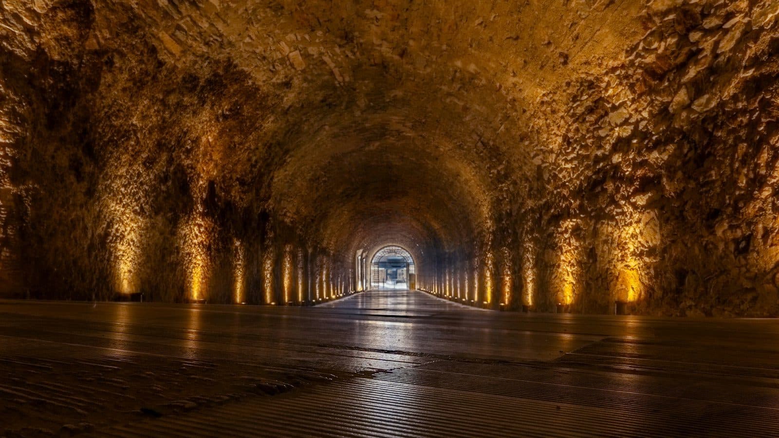 Túnel de piedra iluminado en un estadio histórico
