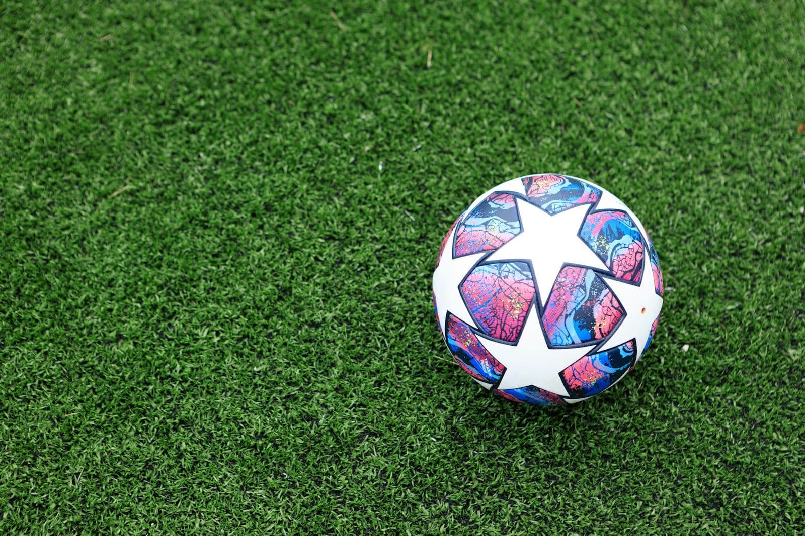 Balón de fútbol sobre el césped de una cancha