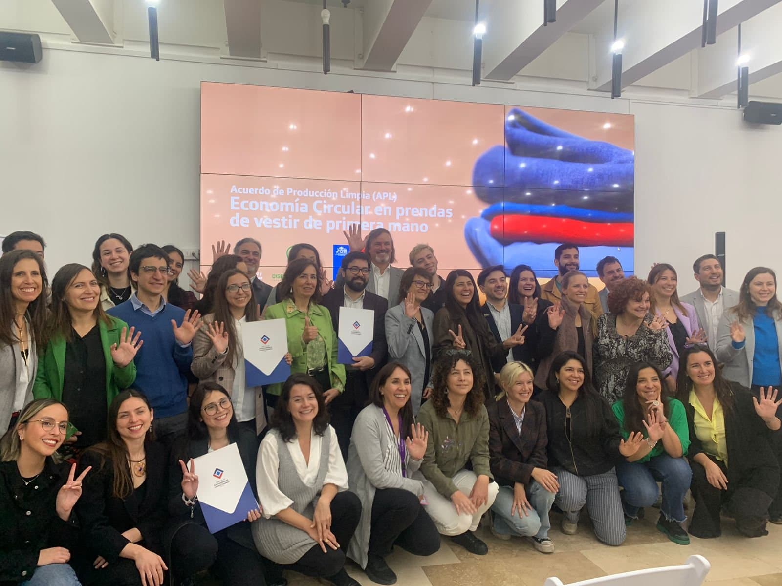 Equipo de la Cámara Diseña Sustentable junto a representantes de las empresas firmantes, celebrando la firma del Acuerdo de Producción Limpia de economía circular en prendas de vestir