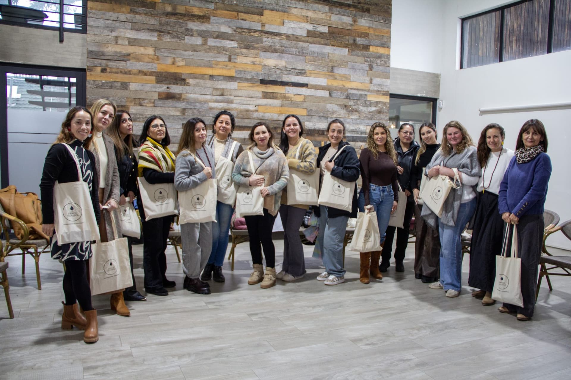 Grupo de emprendedoras sonriendo al cierre del primer encuentro de Emprendedoras en Movimiento, en Espacio Villaseca, Buin